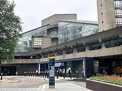 Barbican Centre (1964-1975) en Londres, de Chamberlin, Powell y Bon (listado grado II)