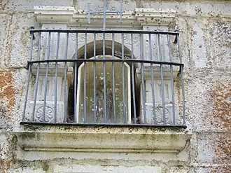 Detalle del pilar con la Virgen en su interior.
