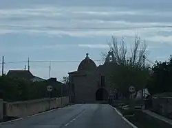 Vista de la Ermita desde el camino, se aprecia la cúpula