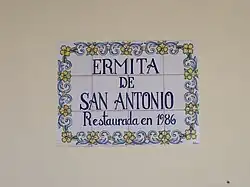 Cerámica conmemorativa de la restauración de la Ermita