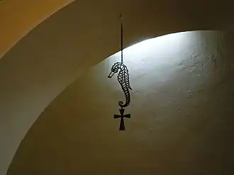 Interior: Crucifijo con caballito de mar.