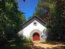 Ermita de la Sagrada Familia desde la entrada a su recinto