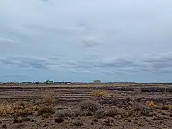 Pista del aeropuerto con el poblado de fondo.