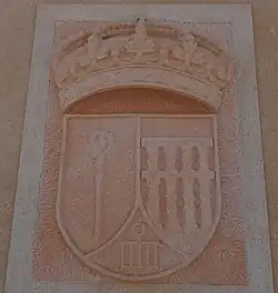 Escudo de Abades esculpido en la fachada de la casa consistorial de este municipio