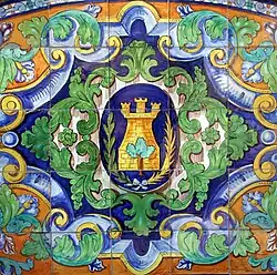 Azulejos con el escudo de Ayamonte en los bancos de la plaza