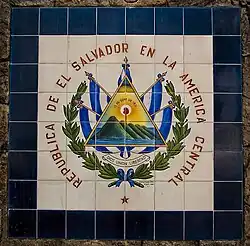 escudo de El Salvador en la ex-casa presidencial