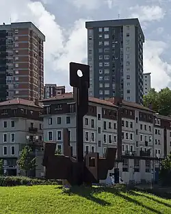 Vista de la obra un ancla para el puerto, emplazada en la rotonda de Gomistegui, cerca del puerto de Pasajes- Guipúzcoa - Spain.