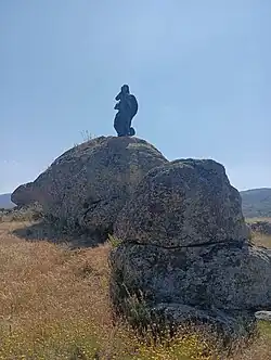 Estatua junto a un caminos de acceso a la Cañada de la Vera de la Sierra
