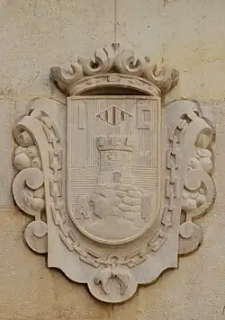 Escudo de Alicante en la fuente de la plaza de la Santísima Faz.