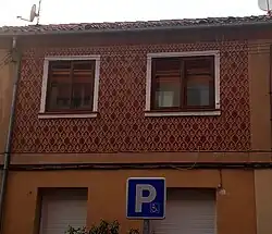 Uso de esgrafiado en una vivienda de reciente construcción en el barrio de La Albuera (Segovia)