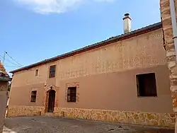 Esgrafiado típico segoviano en la pared de un edificio de la localidad