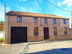 Esgrafiado Segoviano típico en una de las casas del pueblo