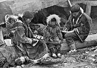 Familia inuit en King Island (Alaska, EUA, 1906)