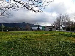 Vista del consultorio médico del municipio y las pistas públicas de juego, al fondo la Sierra de Guadarrama