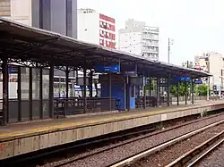 Vista del andén central, desde el andén hacia Once