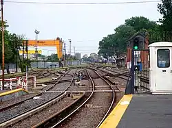 Panorama de las vías con vista hacia Morón