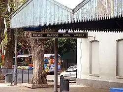 Cartel de identificación del servicio rápido, en dirección Morón