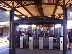 Acceso al túnel bajo la estación