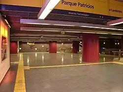 Vestíbulo superior, vista hacia andenes.