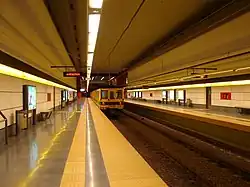 Andén sur, mirando al este.