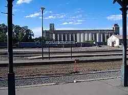 El andén y el viejo cartel en el fondo de la estación.