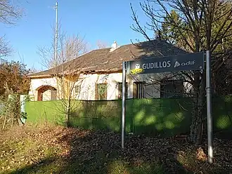 Estación de ferrocarril de Gudillos inaugurada el 19 de julio de 1953, con su andén operativo pero el edificio abandonado