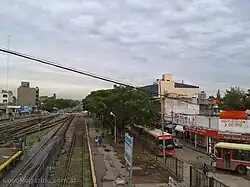 Panorama de las vías con vista hacia Merlo, en 2013