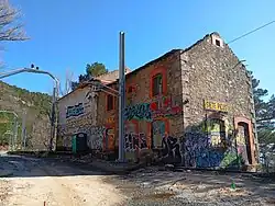 Estación de Siete Picos a mediados de 2025 durante las obras de remodelación de la línea: totalmente llena de pintadas y en avanzado estado de ruina