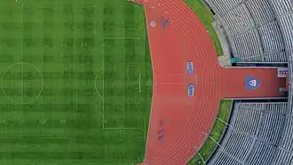 Vista aérea de la cancha y la pista del estadio.