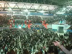 Tiene capacidad para más de 9.000 personas.