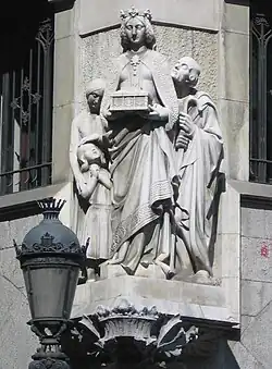 Escultura en el edificio de la Caja de Pensiones de Barcelona.