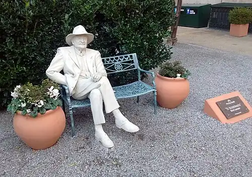 Estatua de René Lavand en la ciudad de Tandil