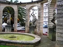 Estatuas, con la fuente monumental