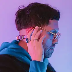 Modificación corporal con tecnología. Dispositivo en la nuca para sentir el campo magnético de la tierra. Esteban Celis[36]​[37]​