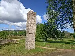 Sin título (1999). Estela de granito en la Isla de las Esculturas de Pontevedra