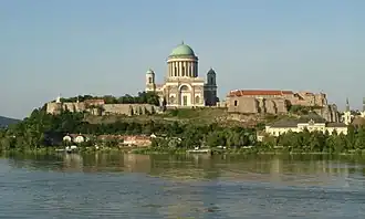 Vista de la Basílica de Esztergom desde el otro lado del Danubio.