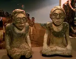 Pareja de figuras de mármol en el montículo C ( ca. 1250–1375)