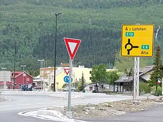 Cruce de Bjerkvik, en donde la ruta E10 conduce hacia Lofoten y la E6 hacia Troms.