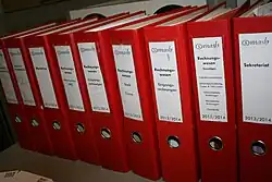 Ringlera de archivadores rojos