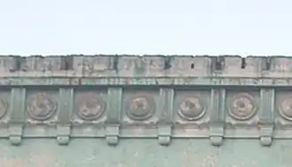 Decoración de metopas en el friso del Teatro de San Bernardo