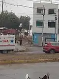 Tanque de gas en una calle cercana al grifo. Este despegó por la explosión, destruyendo y atravesando parades hasta terminar allí.