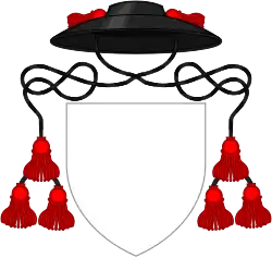 Sombrero de sable con tres borlas de gules por lado, usado por los cánones anglicanos en lugar de un casco.
