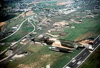Vista de la base y un F-4 en 1983