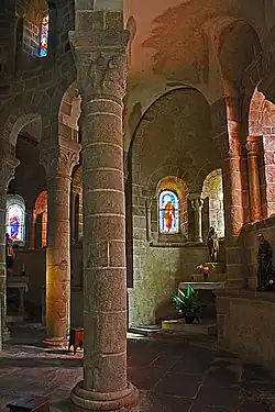 Vista interior de las absidioles de la iglesia de Notre-Dame de Châtel-Montagne.
