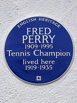 Placa del English Heritage en el 223 de Pitshanger Lane, Ealing, Londres, conmemorando al tenista Fred Perry
