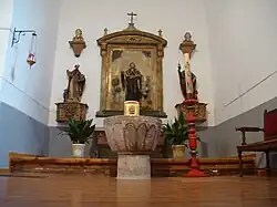Retablo de santo Tomás. A derecha e izquierda las ménsulas con los relicarios de Justa y Rufina. Esculturas de san Roque y san Antonio Abad