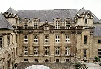 Fachada del patio del Hôtel Lamoignon de París (1584-1611)