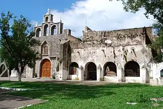 Templo y exconvento de San Miguel Arcángel, en Acatlán.