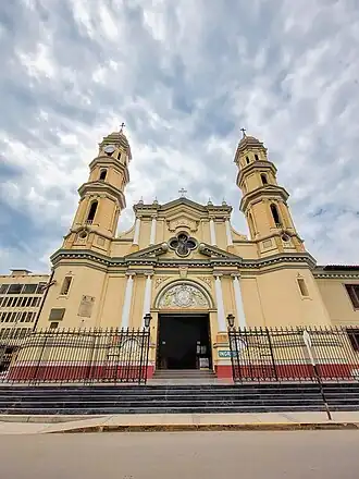 Fachada frontal de la Catedral de Piura.