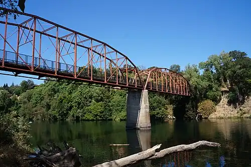 Puente Fair Oaks (1907-1909) sobre el río de los Americanos, en Fair Oaks (CA)